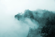 雾漫崆峒山