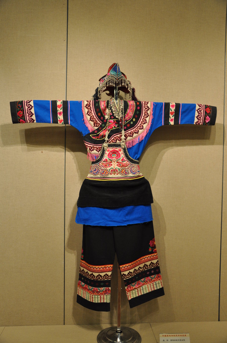 彝族服饰六祖图片