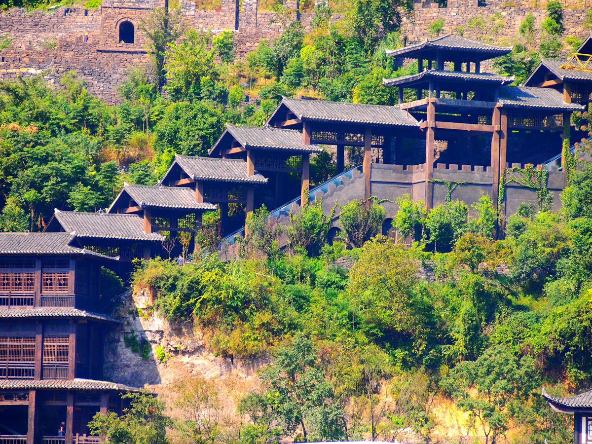 长江三峡高峡平湖崖壁上的古镇古建筑