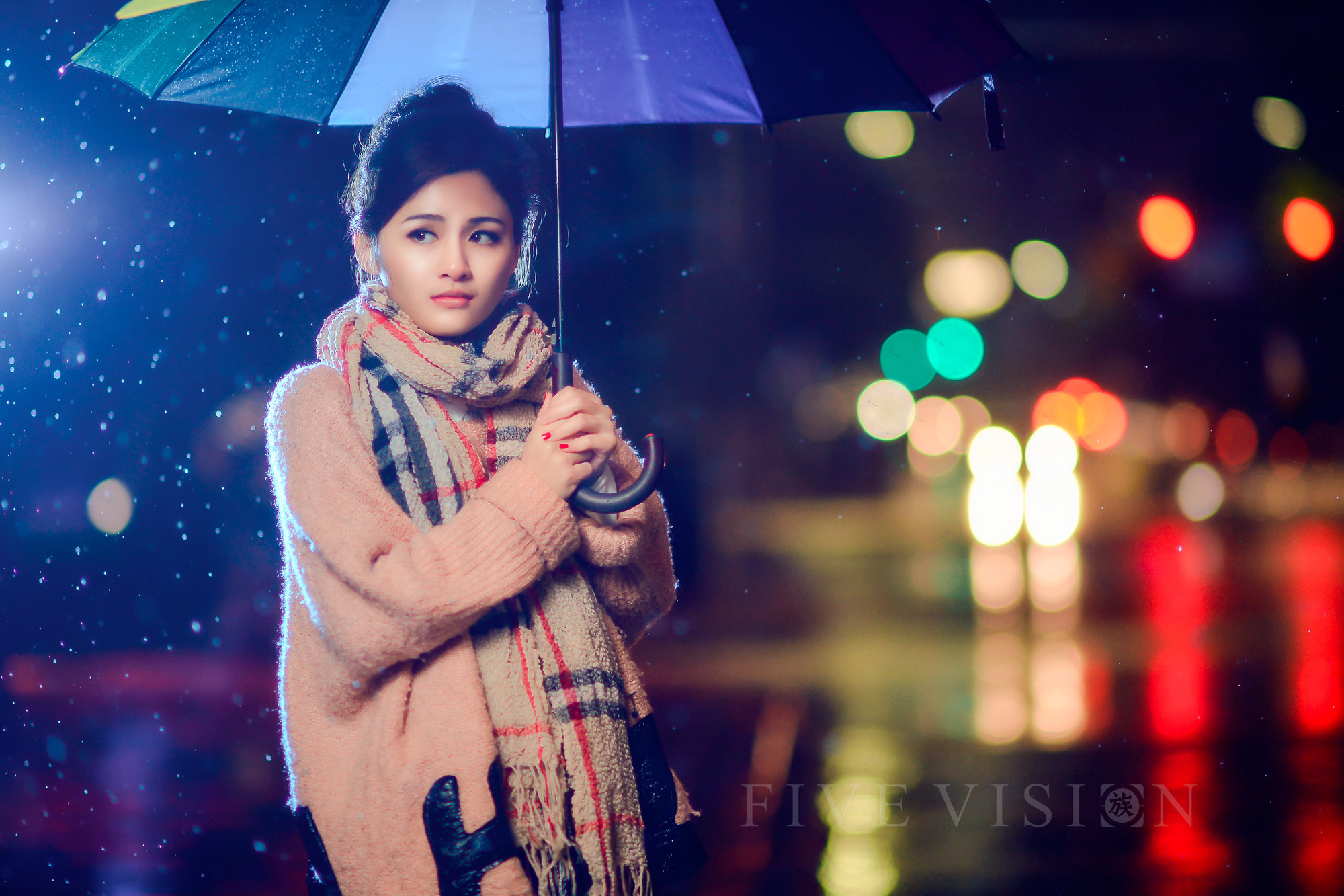 雨夜撑伞图片