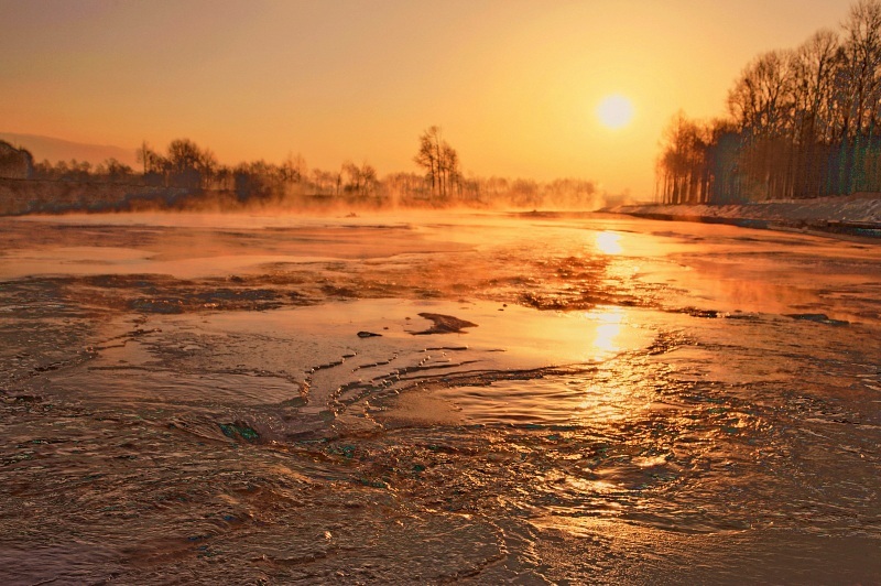 太阳照在桑干河上背景图片