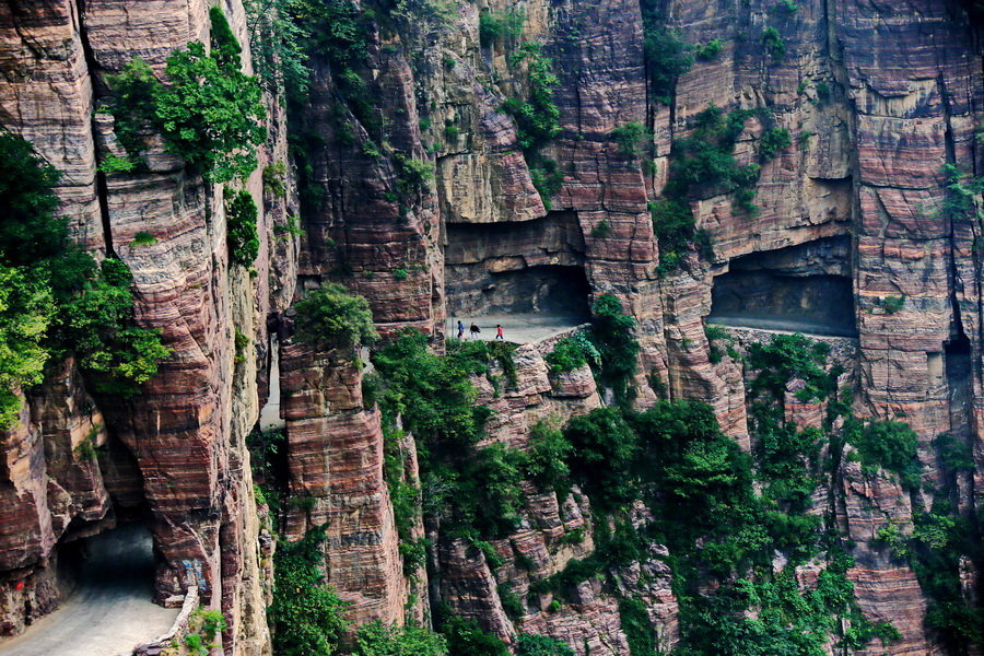 林州石板岩挂壁公路图片