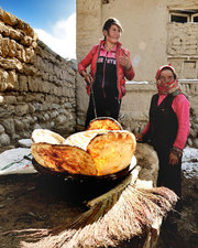 行摄新疆【烤馕的塔吉克族妇女】