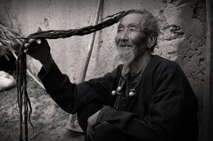 古代彝族老人照片图片