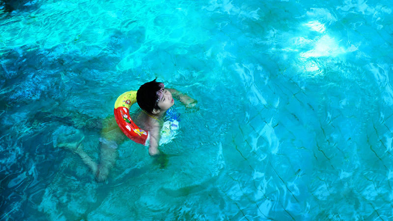 童年嬉水太平洋摄影图片