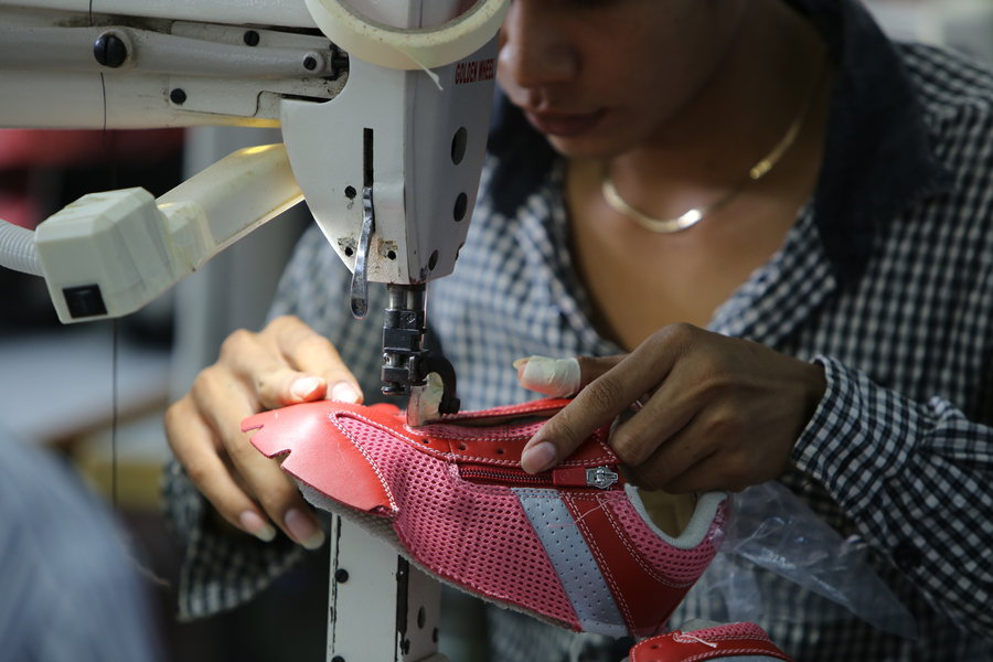 鞋厂工作的柬埔寨员工