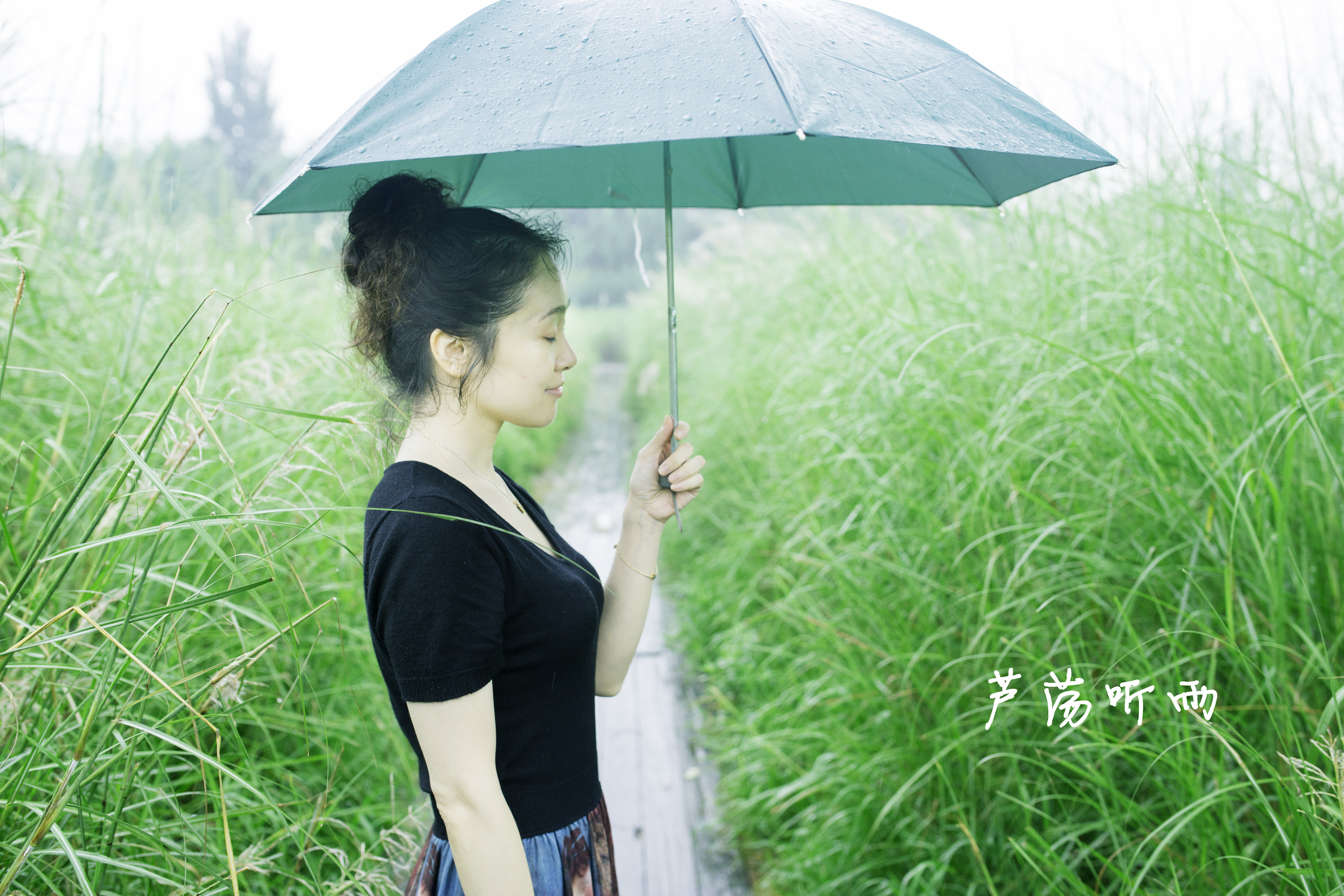 听雨的女孩图片唯美图片