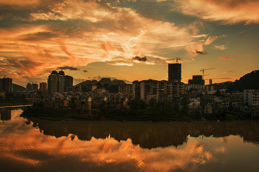 位于铜仁市碧江区鱼梁滩的夕阳风光.