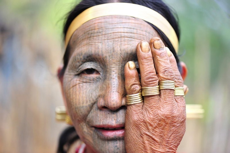 神秘的缅甸钦族纹面女