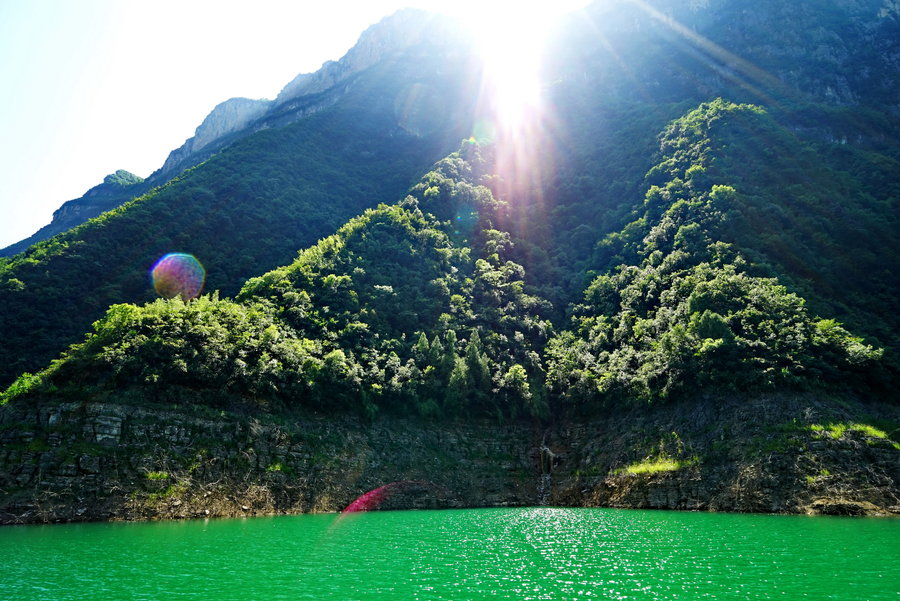 阳光下的青山绿水图片图片