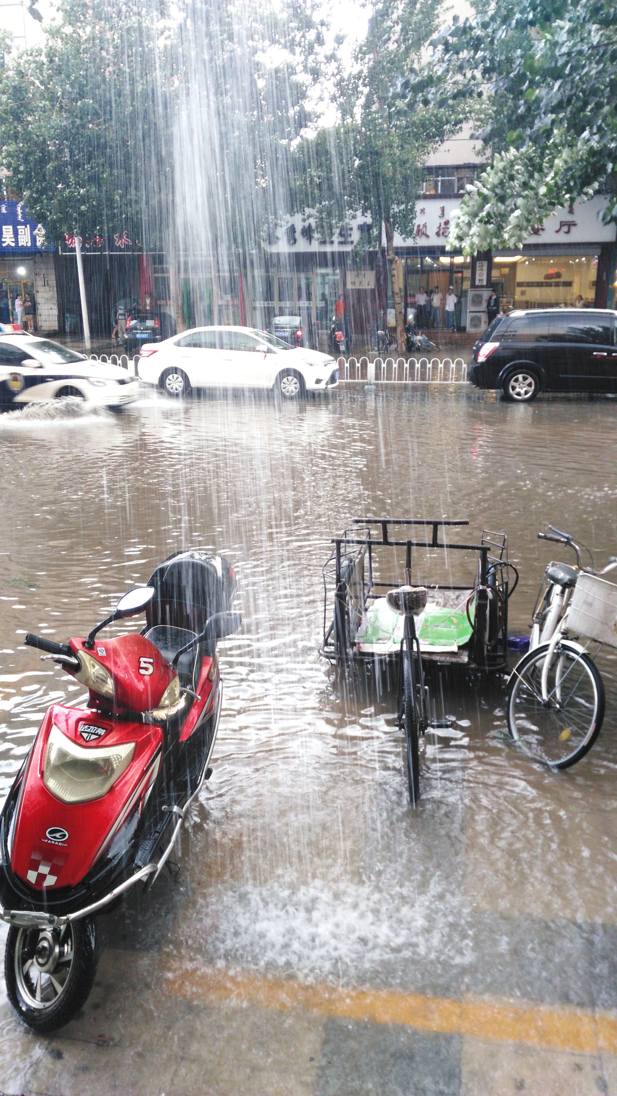 狂风暴雨伤感图片图片