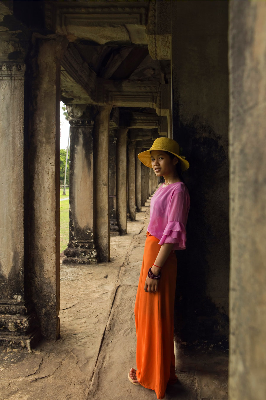 【柬埔寨小妹与吴哥窟1摄影图片】柬埔寨人像摄影_太平洋电脑网摄影