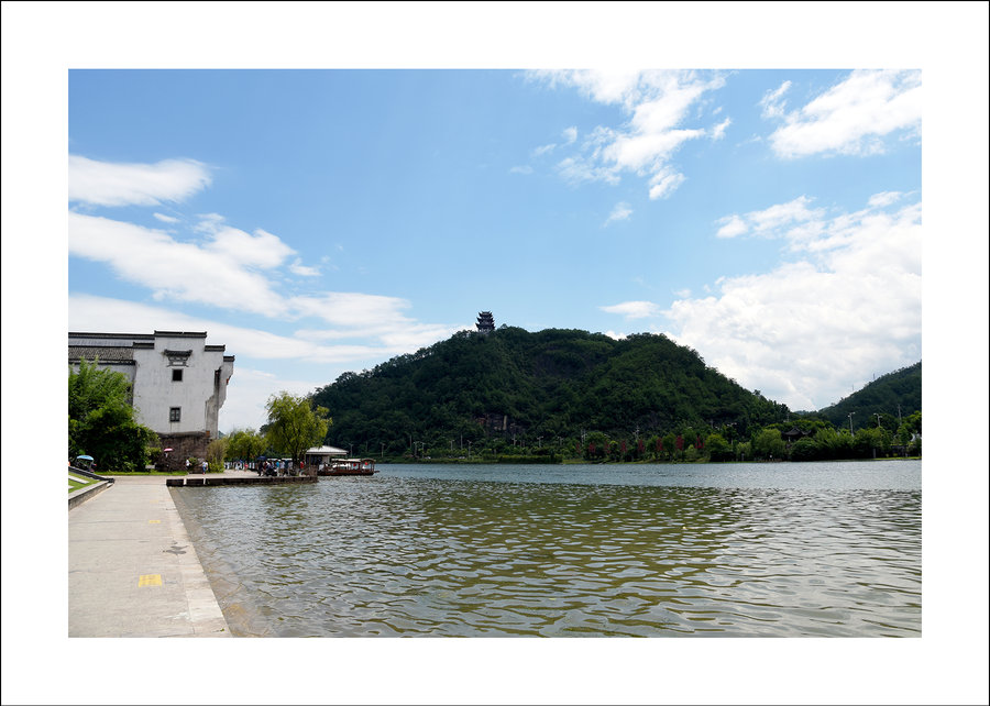 黄山湖边古村落图片