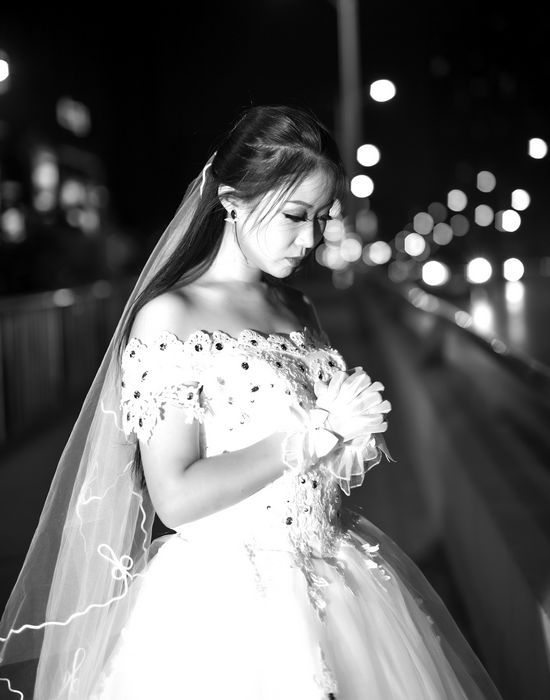 孤独一个女的婚纱照片图片