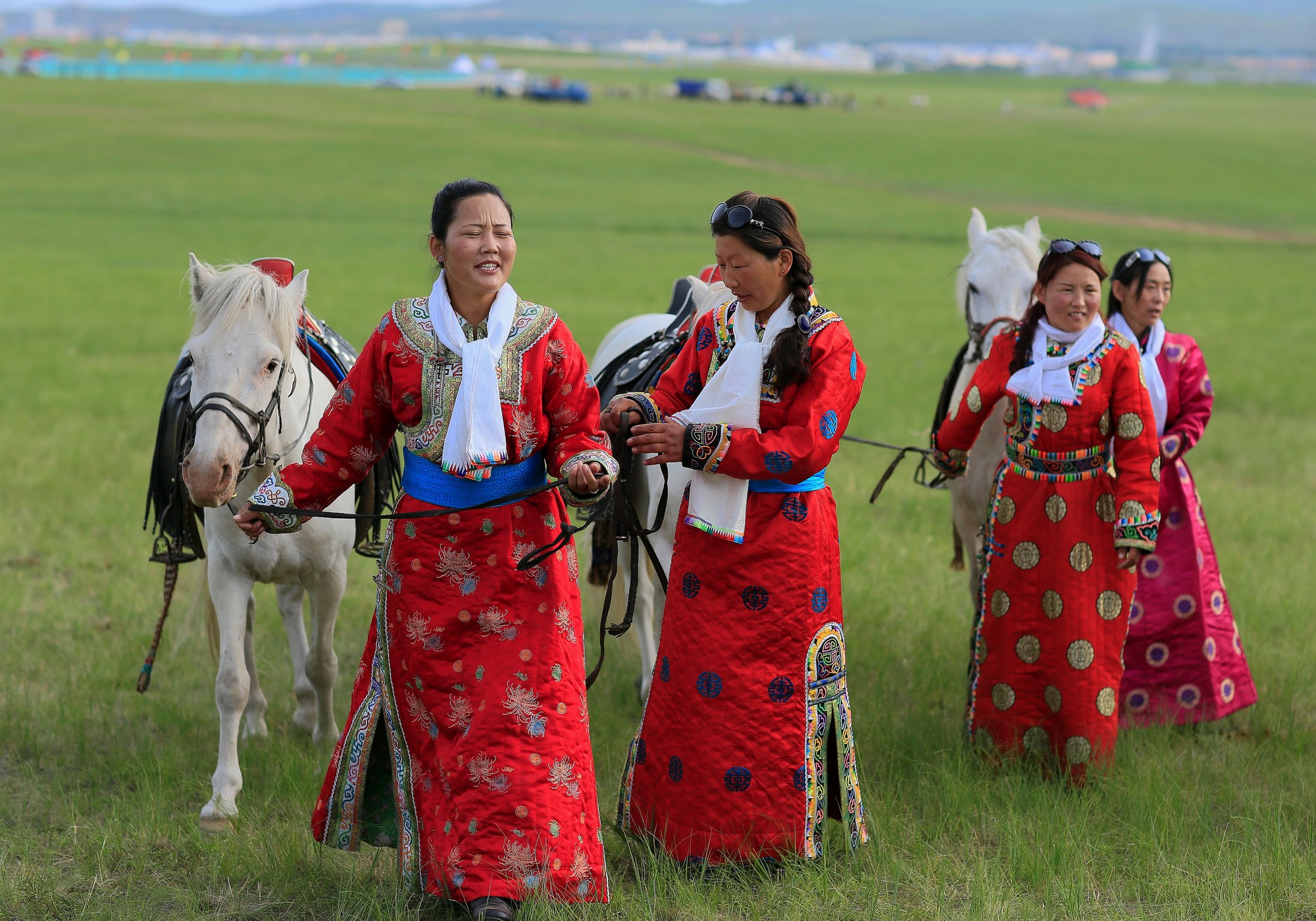 蒙古族服装服饰艺术节 共览文化中的流光溢彩_凤凰网旅游_凤凰网