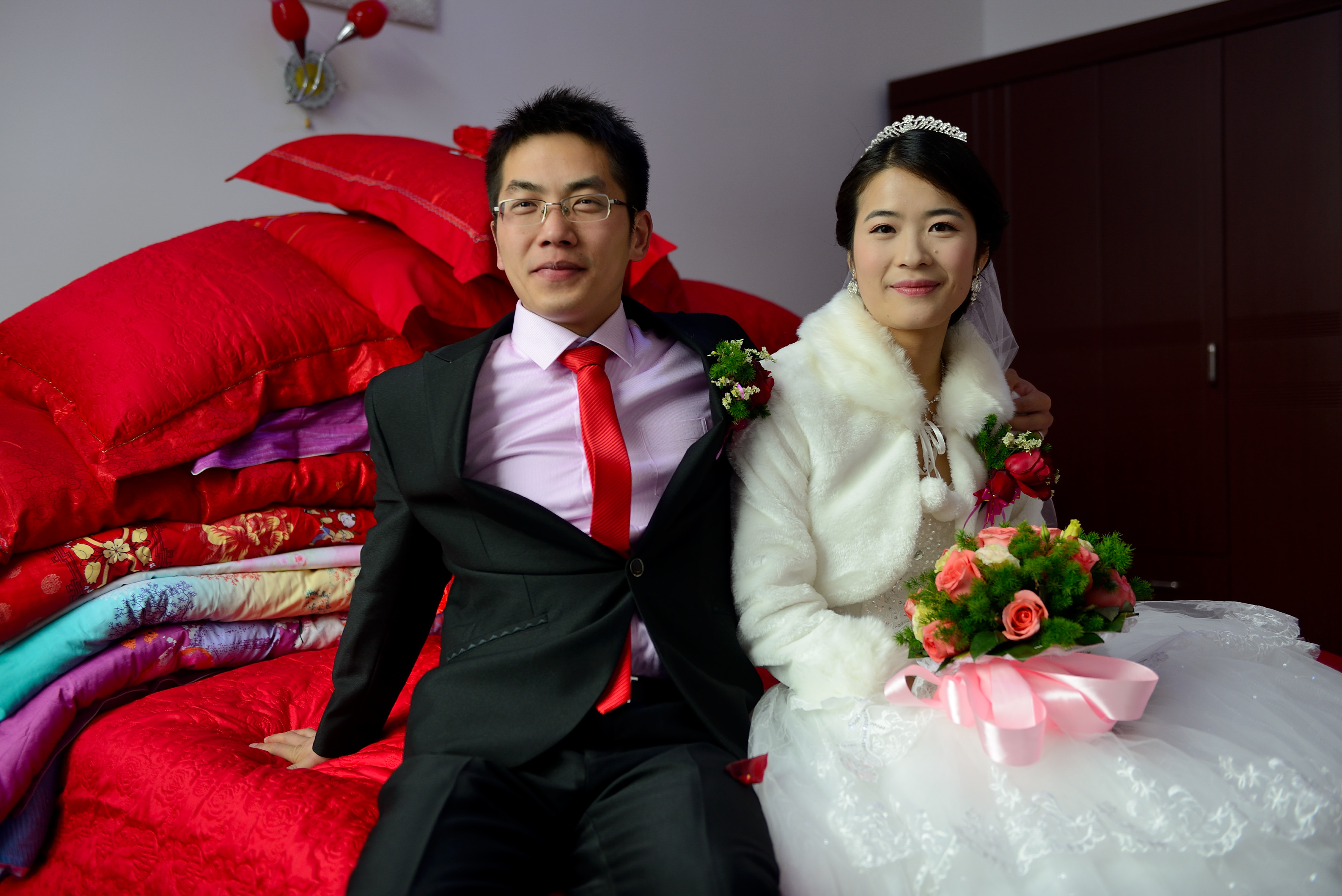 实拍林州农村婚礼：新郎“披红挂绿”