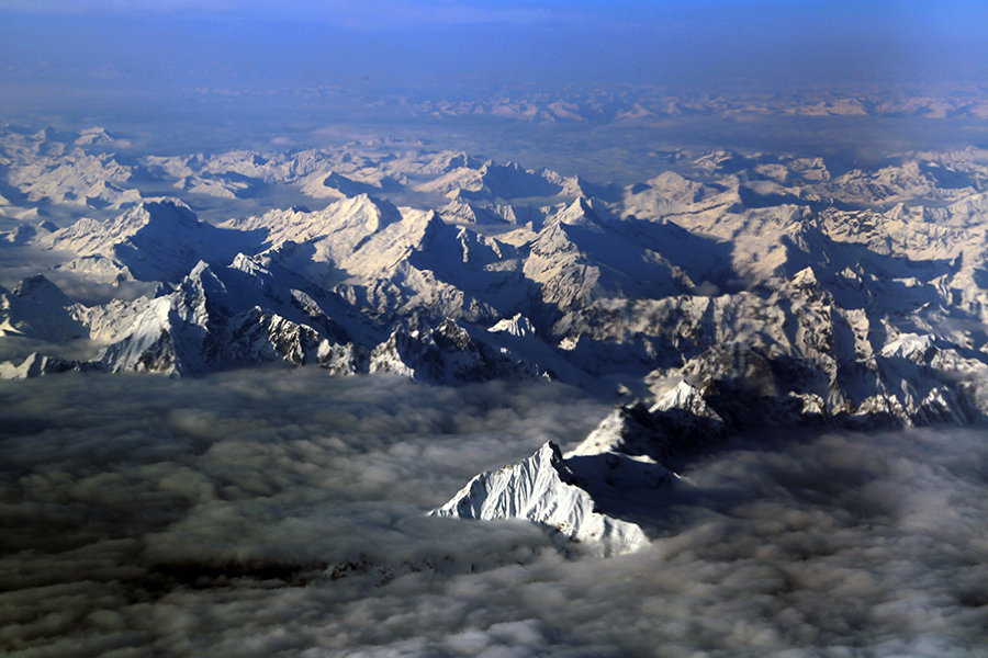 航拍西藏雪山