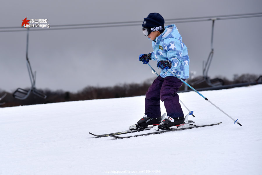 滑雪的小孩
