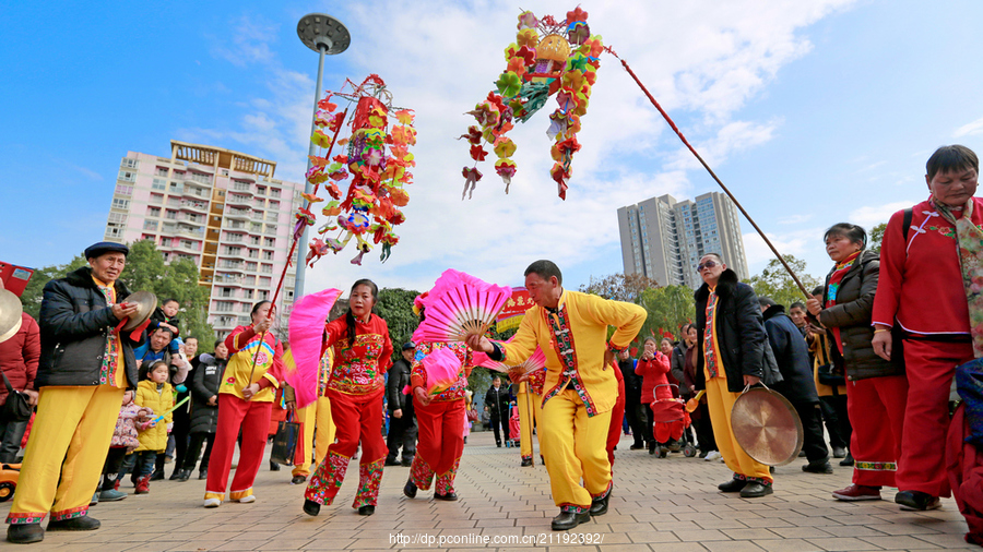 2018秀山花灯广场跳花灯舞龙灯