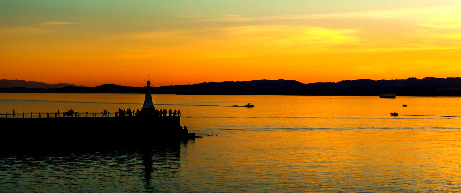 美国西雅图，晚霞帆船灯塔