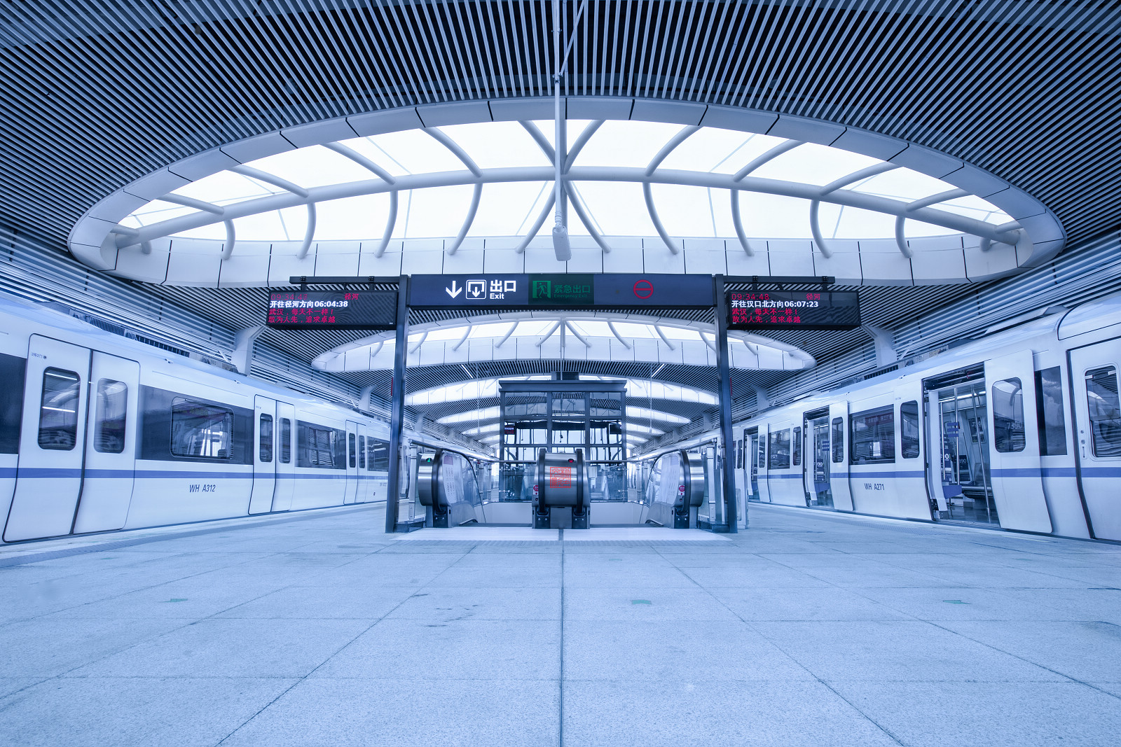 武汉城市地铁站室内地铁站地铁站俯拍摄影图配图高清摄影大图-千库网