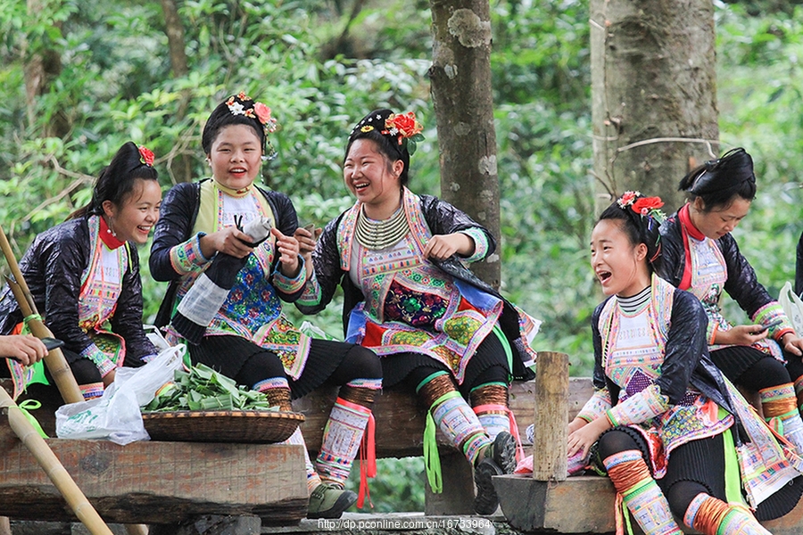 岜沙苗寨女人图片