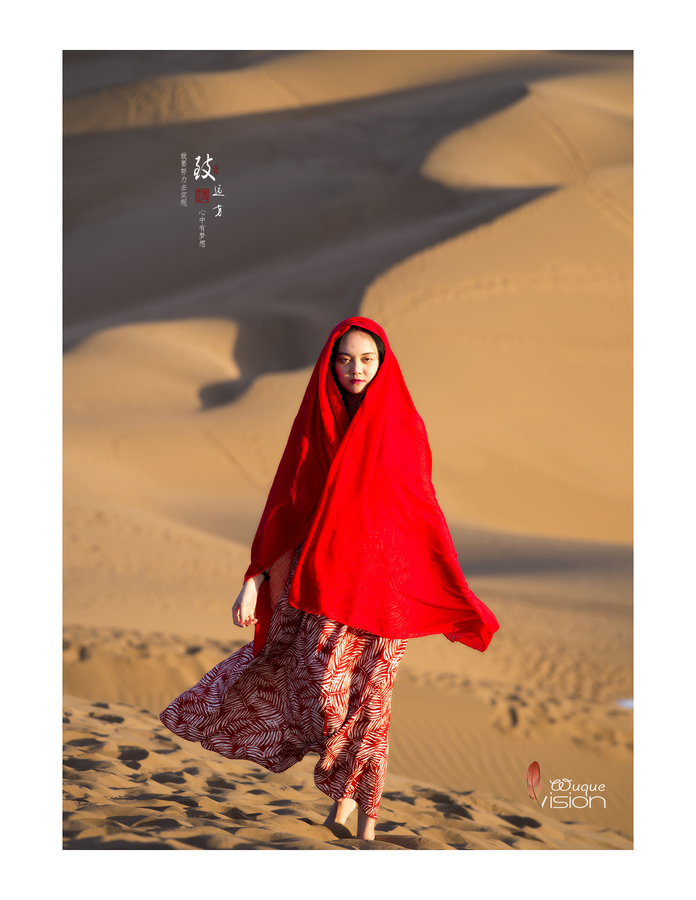 库木塔格沙漠美女图片