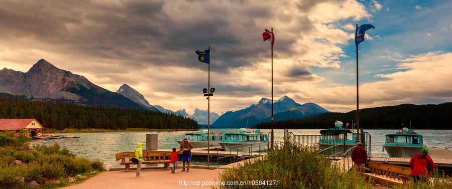 ôֺ(Maligne Lake)ɽˮõط