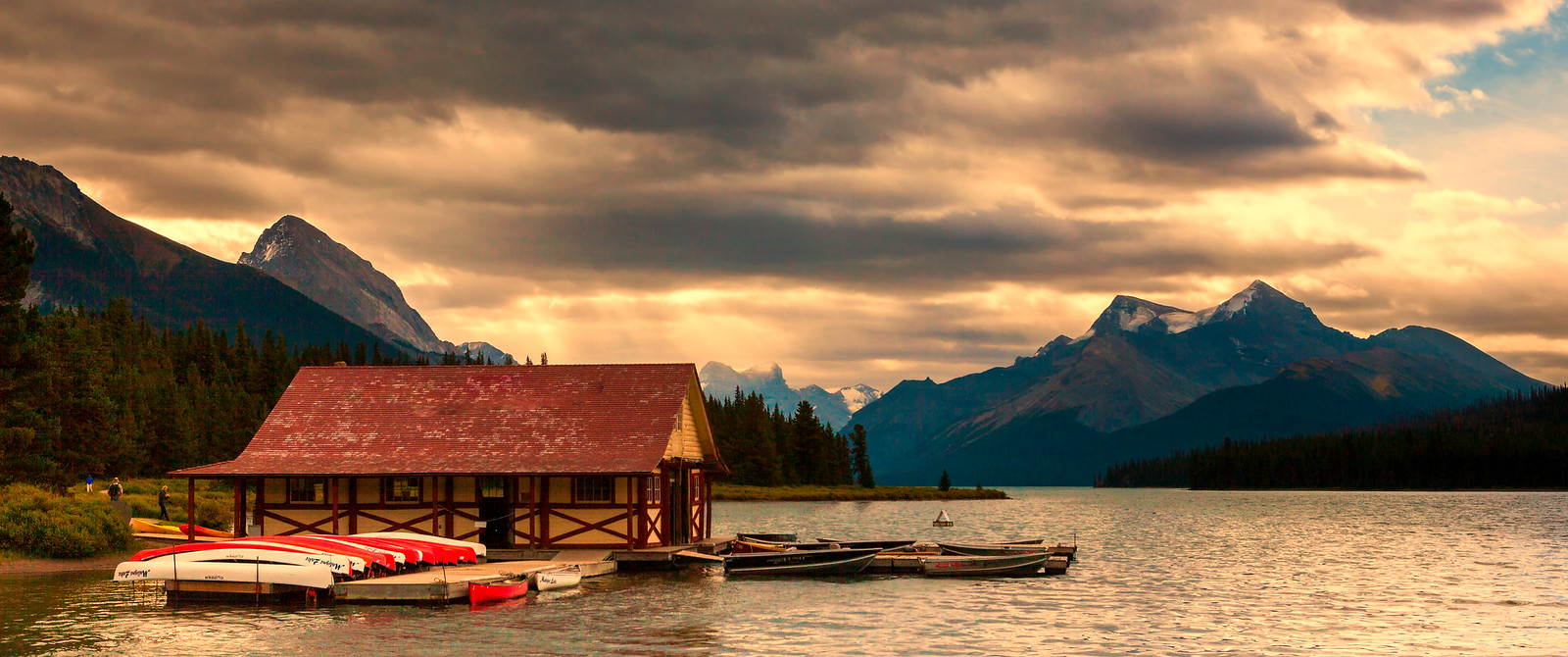 һ ôֺ(Maligne Lake)ɽˮõط