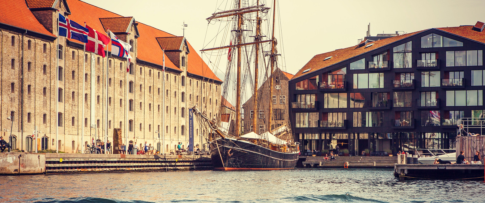 丹麦哥本哈根，两岸市景