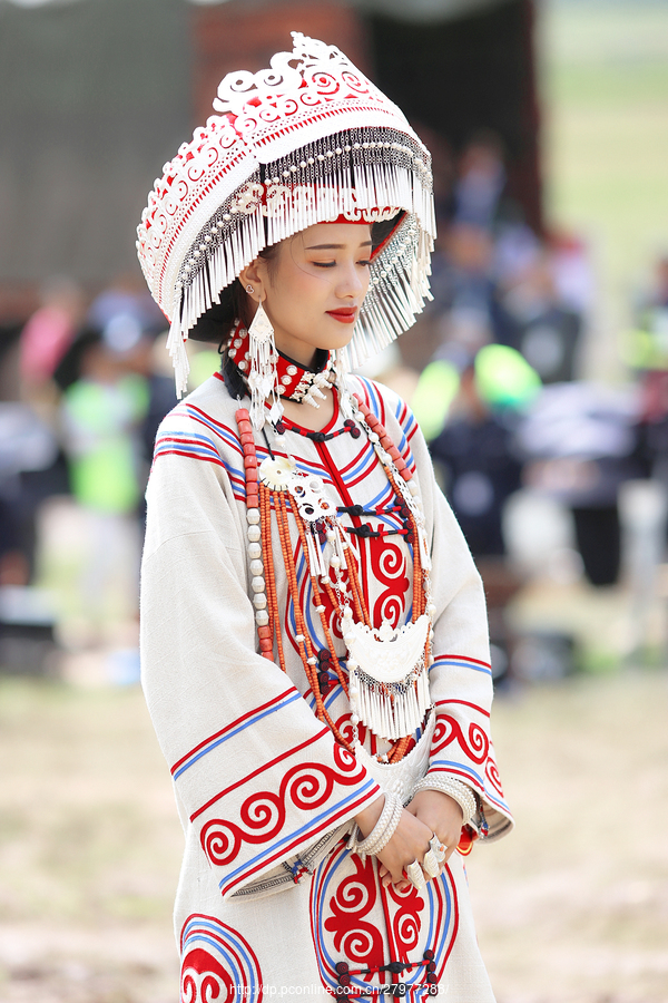 小凉山彝族服饰图片