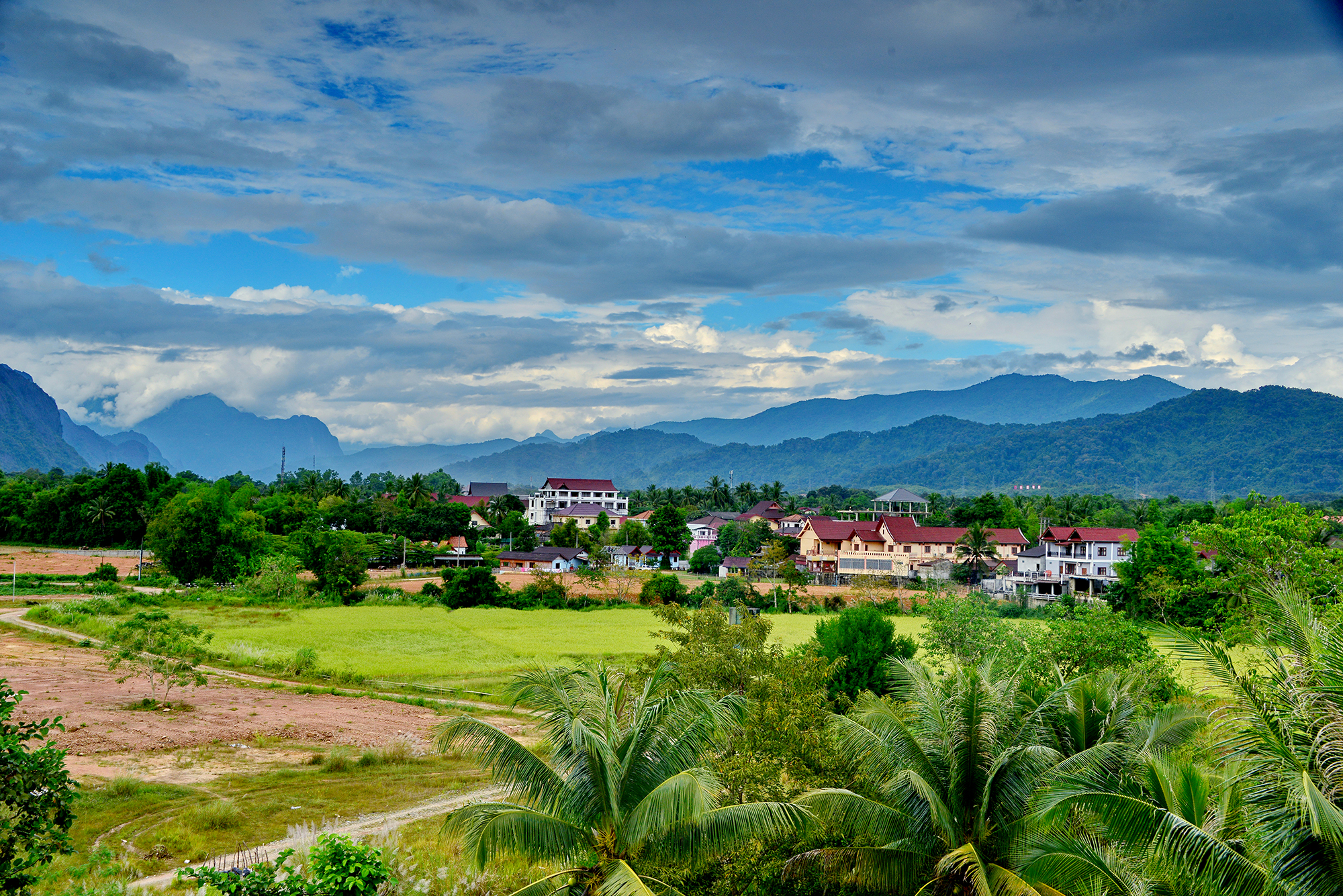 从空中俯瞰老挝万荣镇周围的风景照片摄影图片_ID:354852675-Veer图库