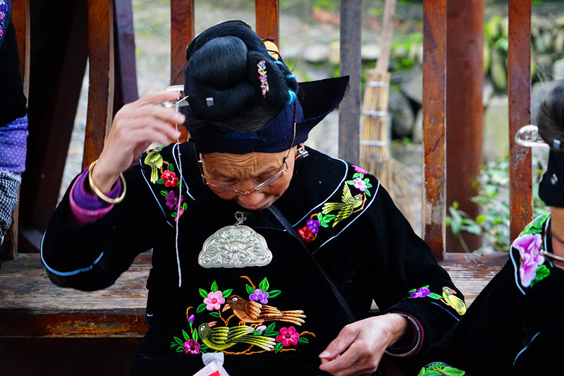 绣娘摄影图片