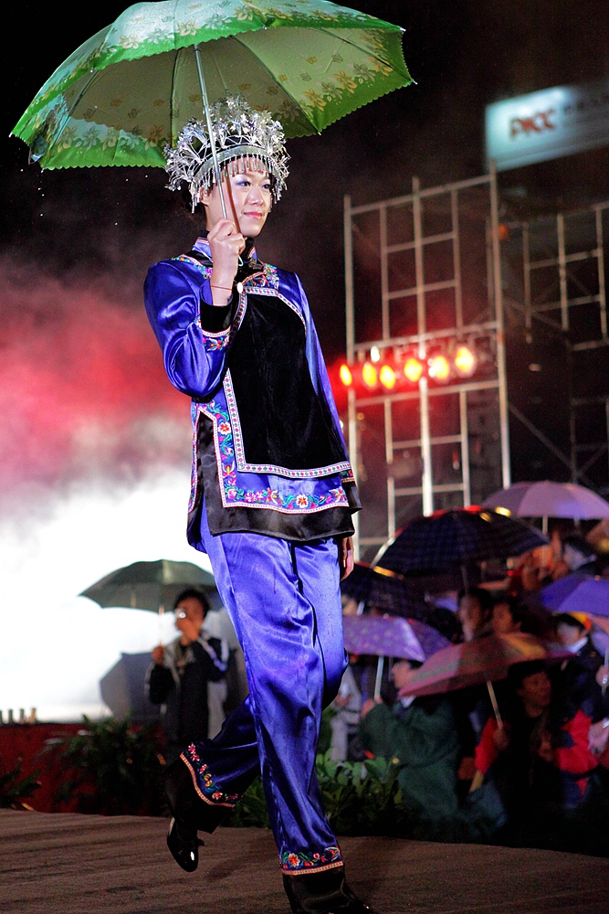 斗马节的民族服饰表演