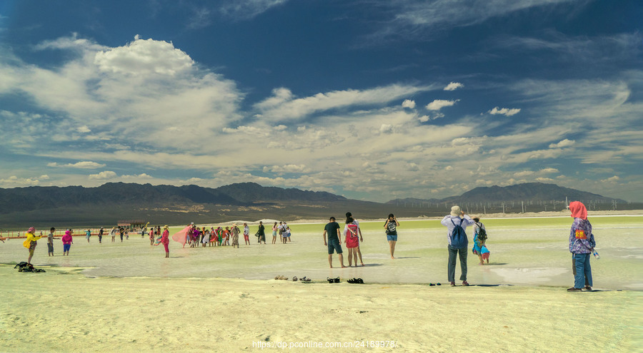 被称为“死海”的盐湖     仲忠摄影