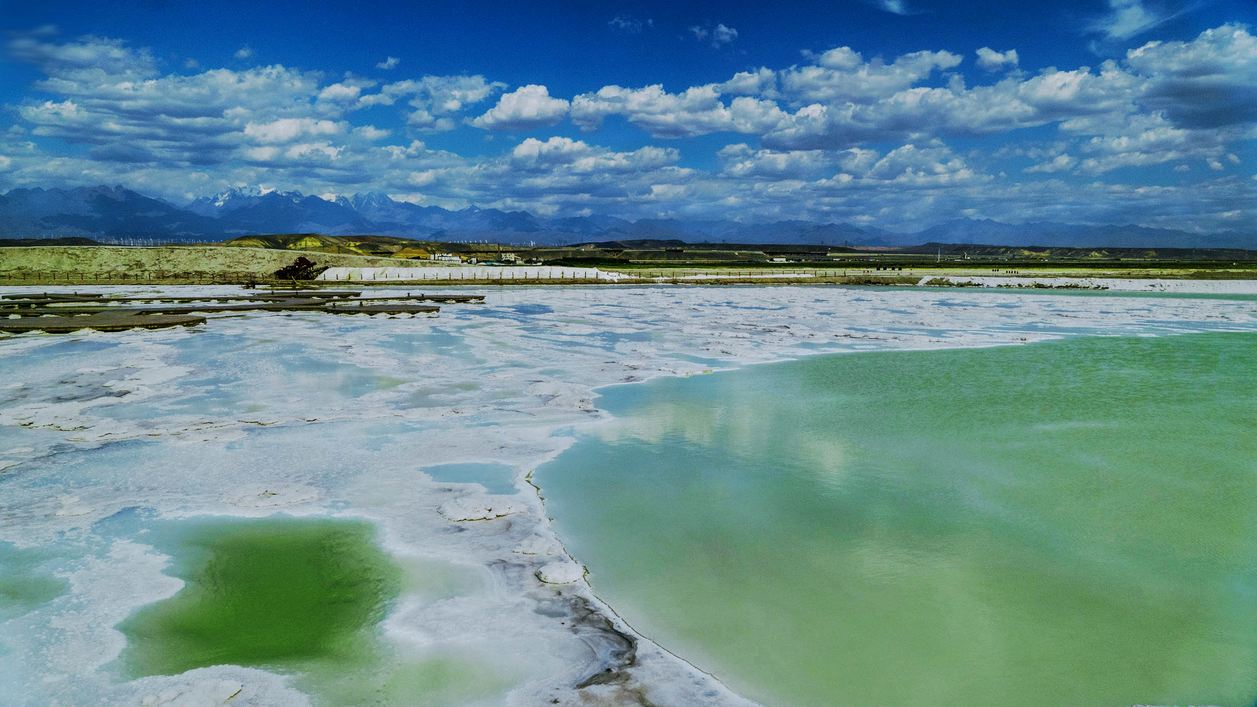被称为“死海”的盐湖     仲忠摄影