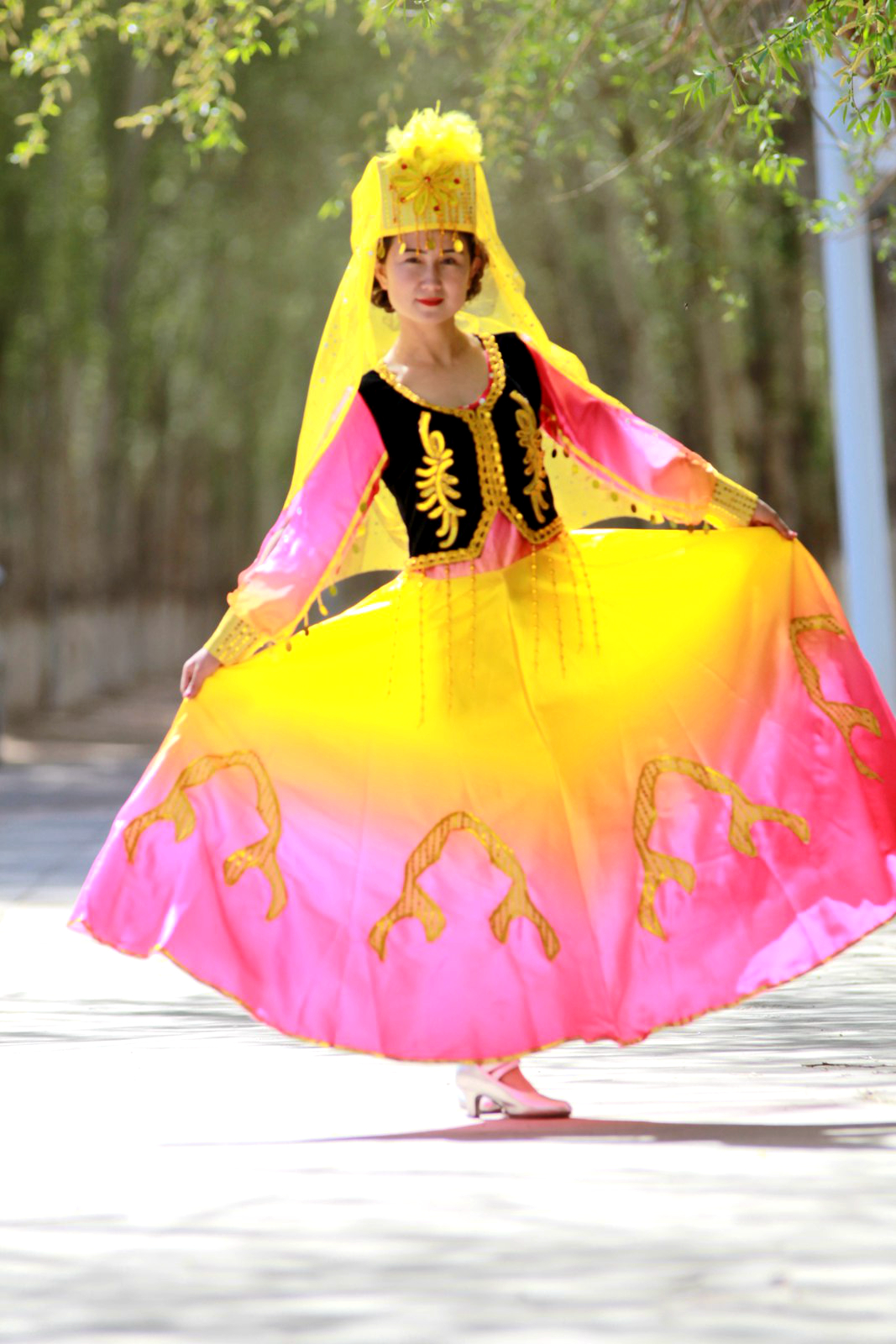 中国新疆（Xinjiang,China） 维吾尔族明星 迪丽热巴（Dilraba） 英姿飒爽性格成演艺界人气王 – 大橙传媒超科技(马来西亚)集团
