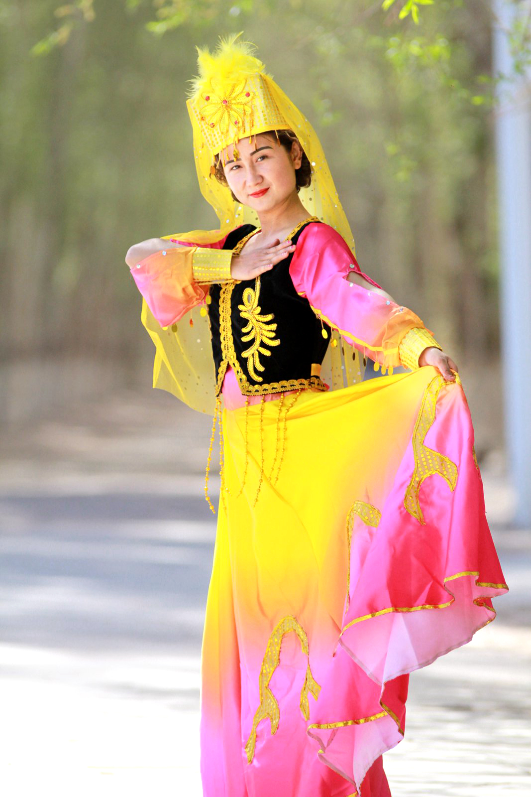 倾情一笑的新疆维族少女图片素材-编号15645103-图行天下