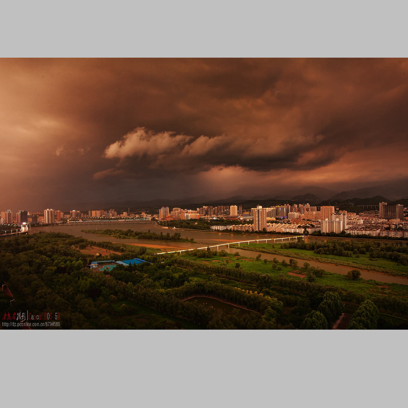 山城夏雨晚来急，西边晚霞东边雨