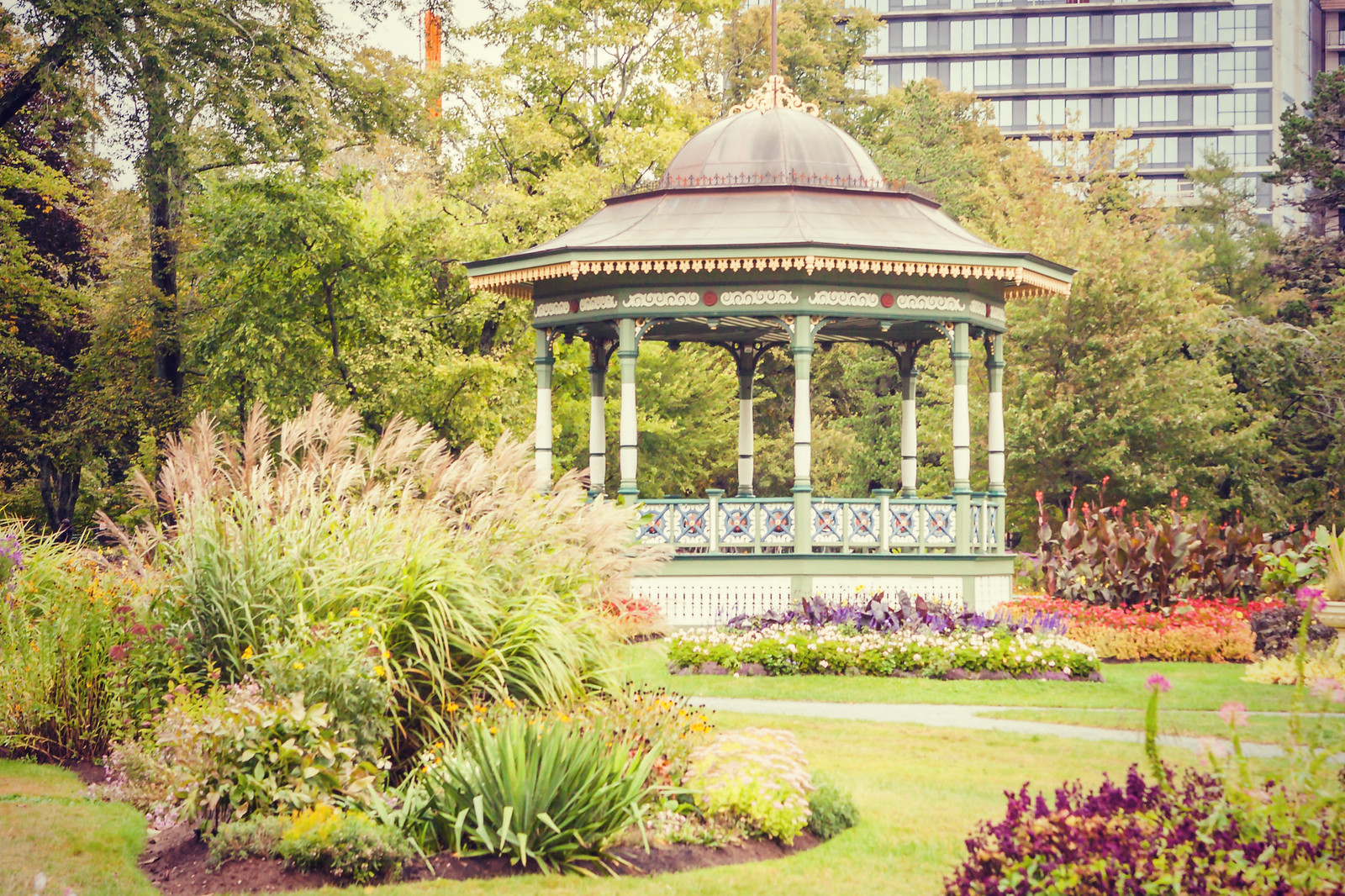 加拿大哈利法克斯(Halifax)公共花园，漂亮的花亭