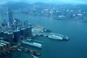 【110层楼下细雨中的香港】
