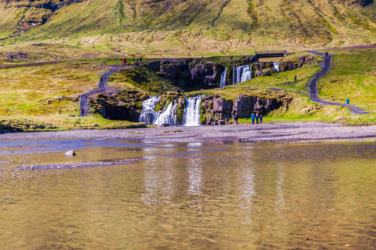 冰岛Kirkjufellsfoss，山脚下的瀑布
