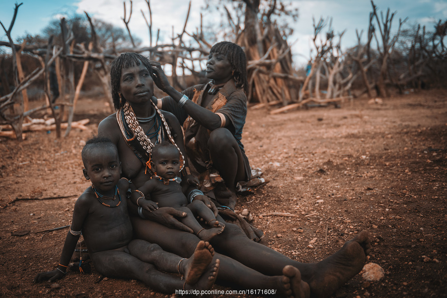 非洲原始部落红泥族图片