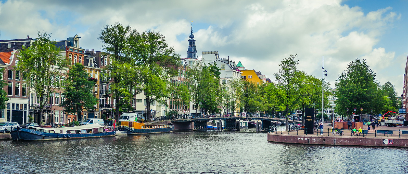荷兰阿姆斯特丹，四通八达的城中河