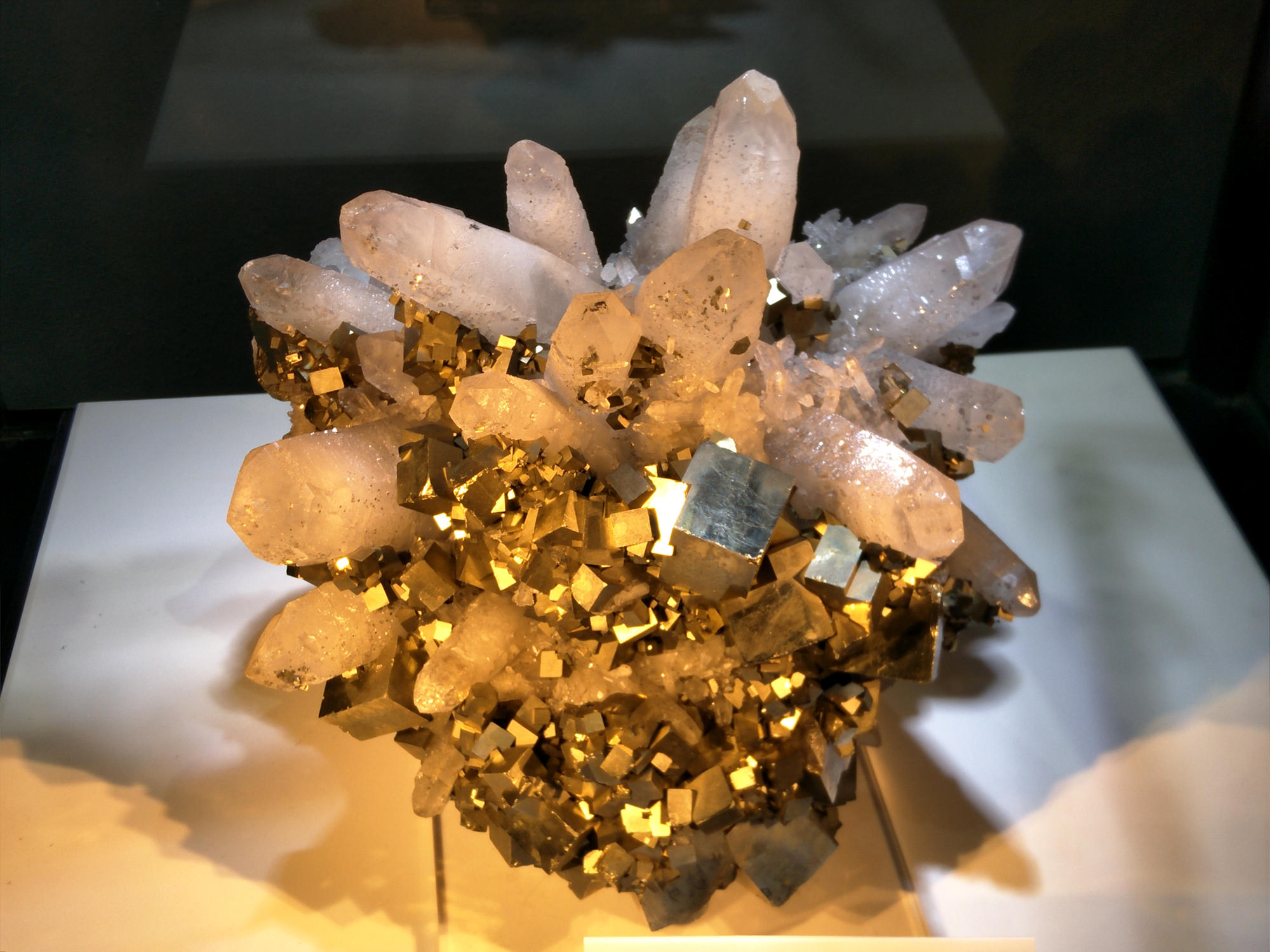 鱼眼石-中国（南京）国际矿物宝石化石博览会