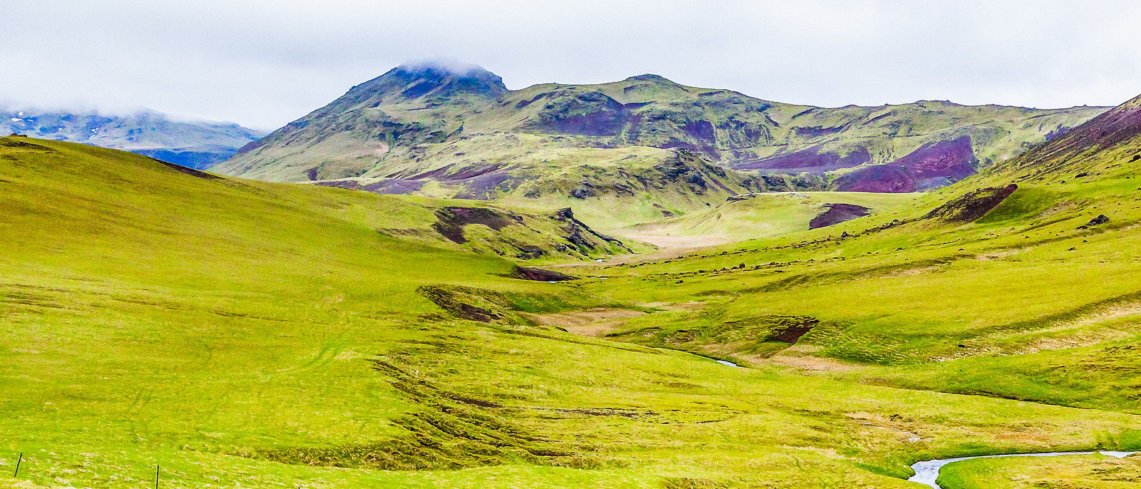 冰岛风采，远处的山丘