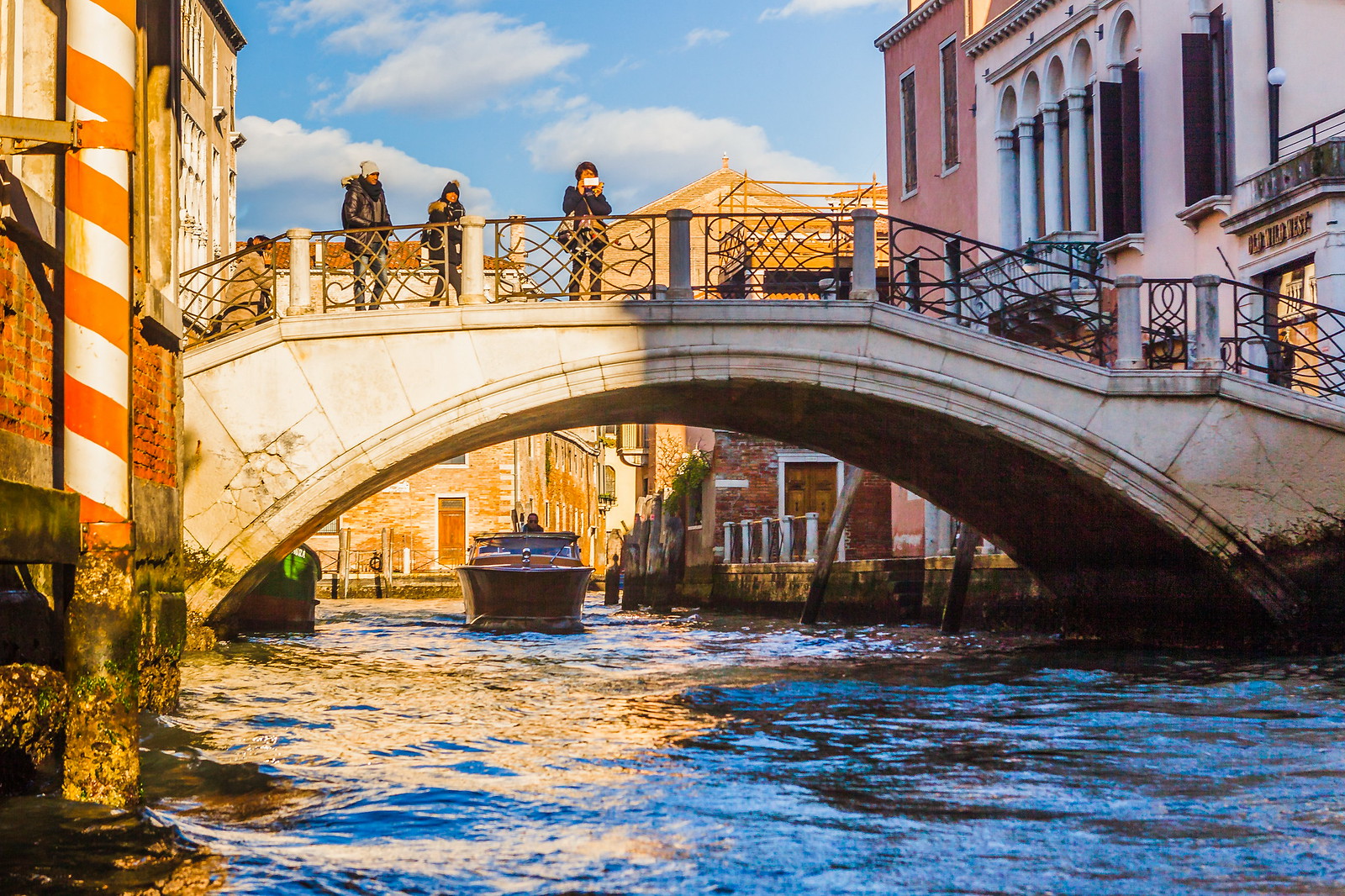 【携程攻略】威尼斯里亚托桥景点,来威尼斯的愿望之一就是看这座桥，曾经读过莎士比亚《威尼斯商人》的…