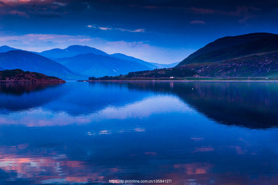 蘇格蘭阿勒浦(ullapool),如鏡的湖面