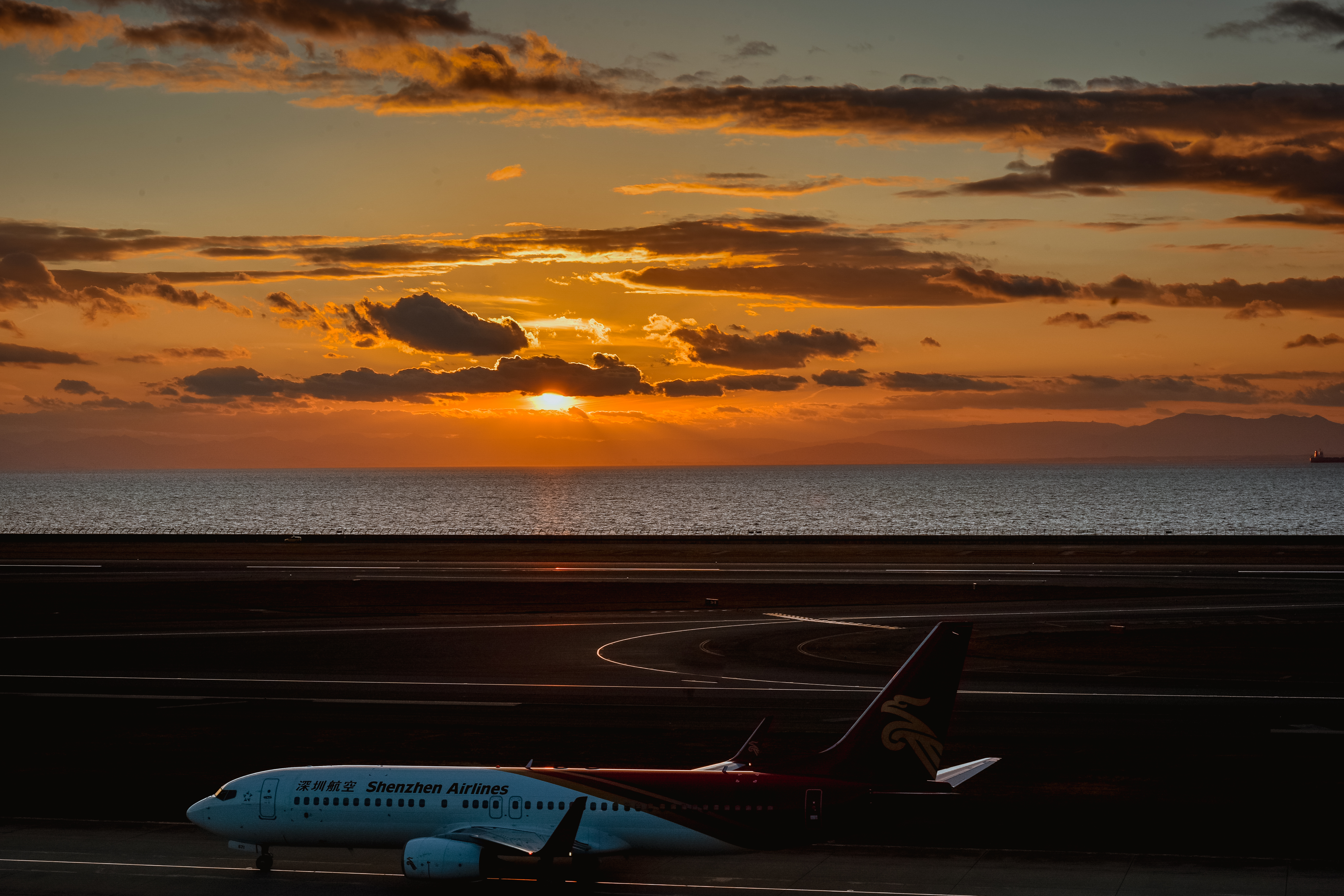 夕阳下的名古屋机场