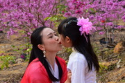 紫铃木花园中的偶遇----母爱与亲情（姨妈与外甥女）